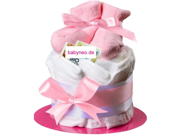 Torta di pannolini rosa con calzini per bambina